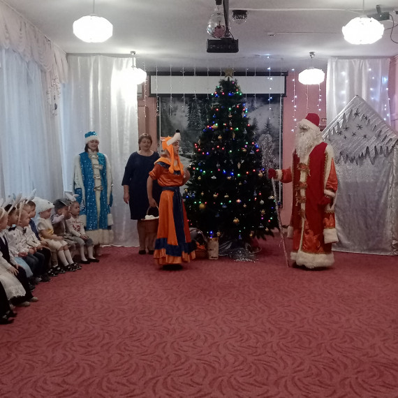 Старшеклассники сегодня в роли Деда Мороза дарили ребятам праздник..